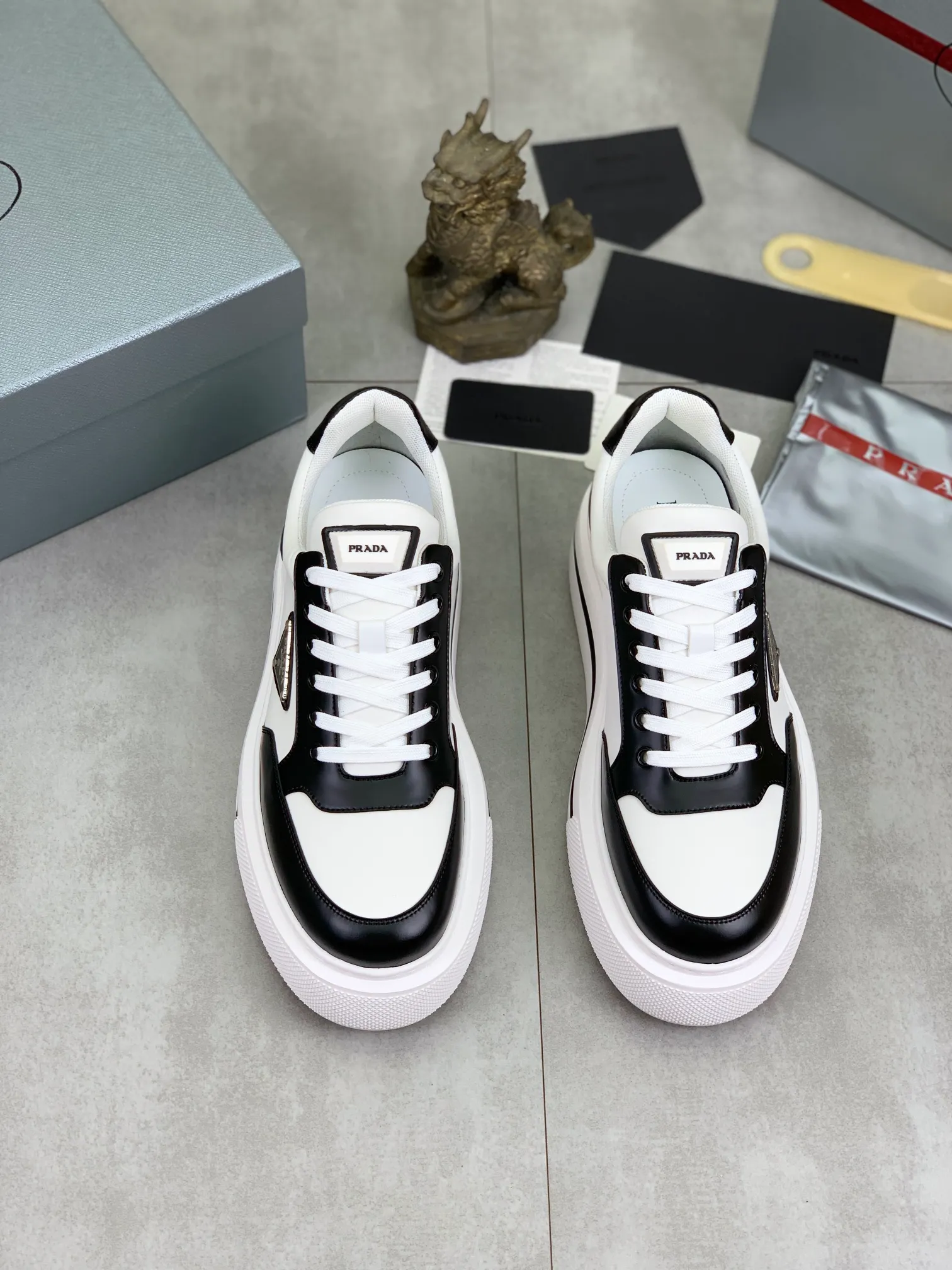 Men's shoes 💰P580 new (higher version) new models are available at PRADA counters simultaneously, new men's shoes, 😘 fabrics are selected from original calfskin. First layer of imported silk cowhide lining. The original version is awesome! 👍🏿Original open-molded non-slip PU outsole, with exquisite lines, simple and elegant, super comfortable and classy on foot, suitable for leisure travel. Code number: 38 to 44 (45 customized) 4️⃣ colors available
